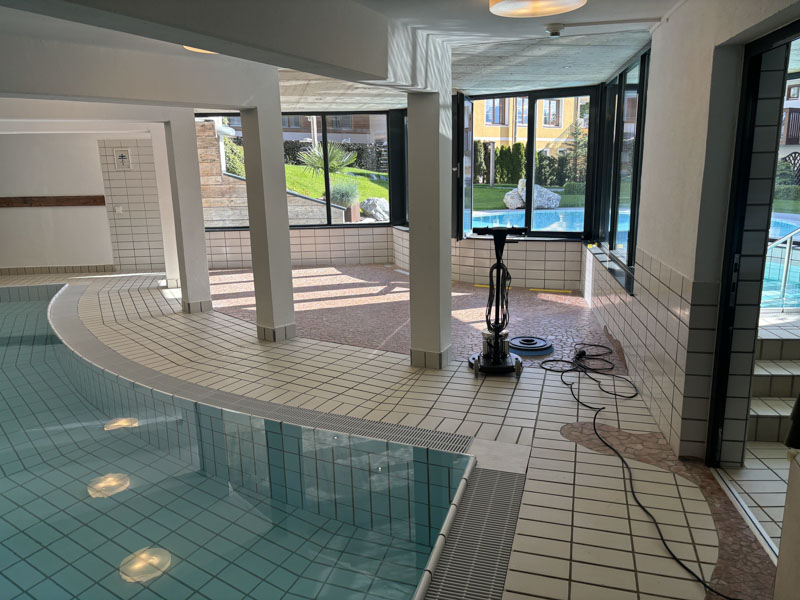 Poolbereich im Gut Wenghof Family Resort
